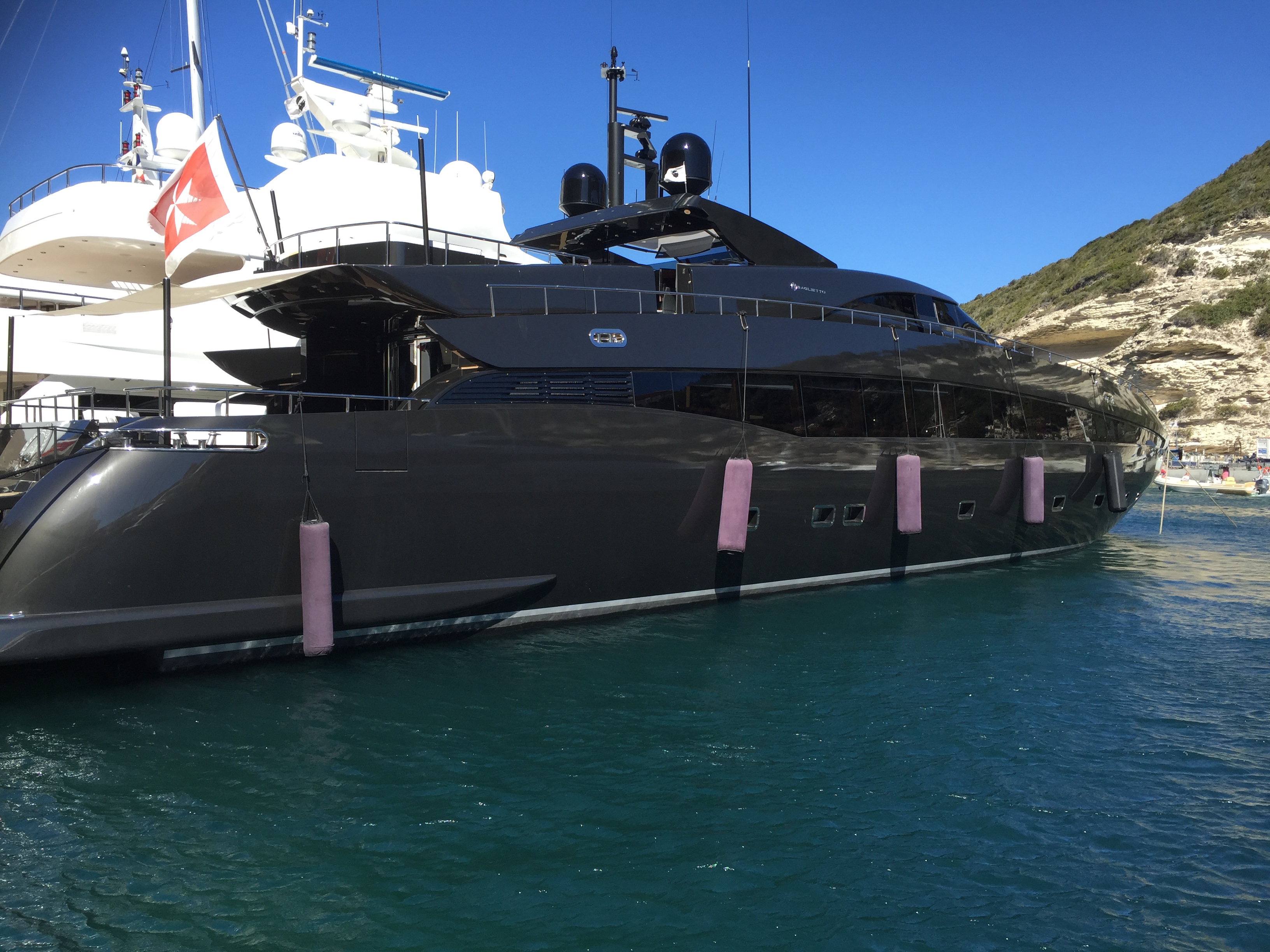 Defenses_cylindriques_sur_yacht